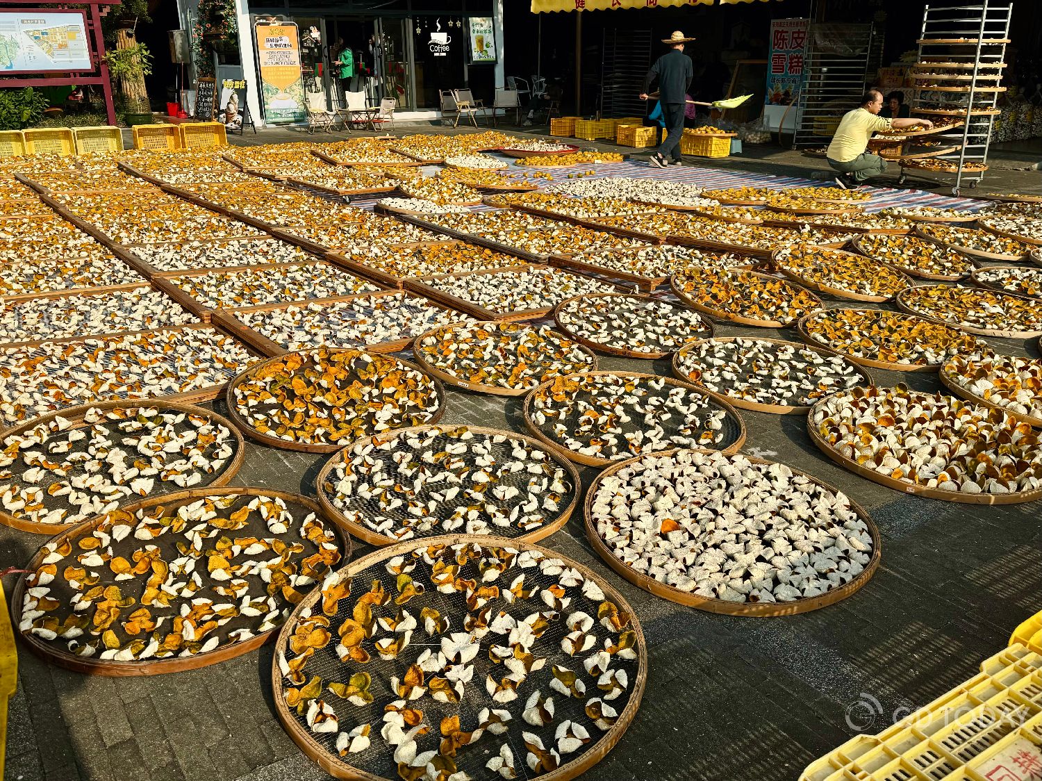 Local vendors place tangerine peels under the sun for drying. 李方旺 拍摄