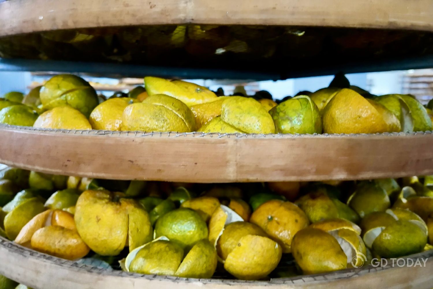 Tangerine peels in a processing workshop ready for drying. 李方旺 拍摄